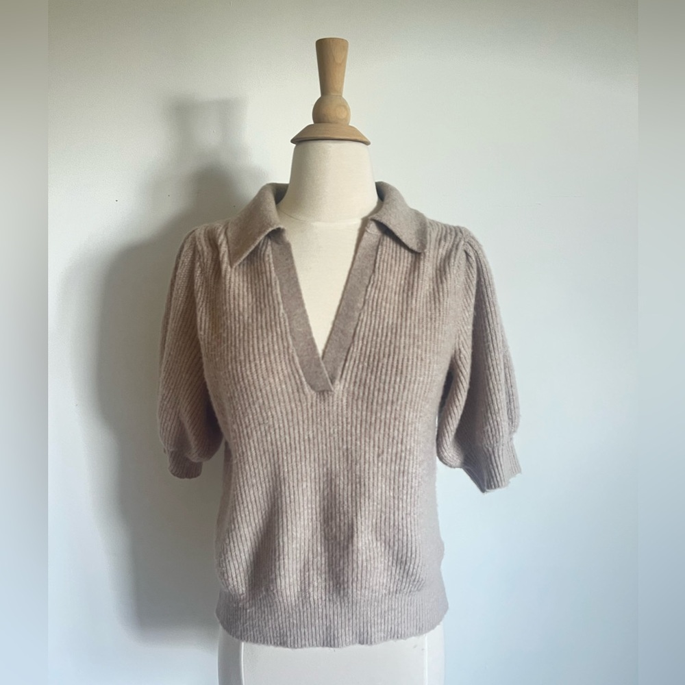 H&M Beige V-Neck Women's Sweater size Small